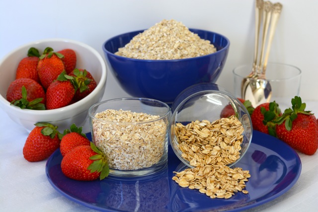 Two glass dishes showing gluten free whole oats vs quick oats