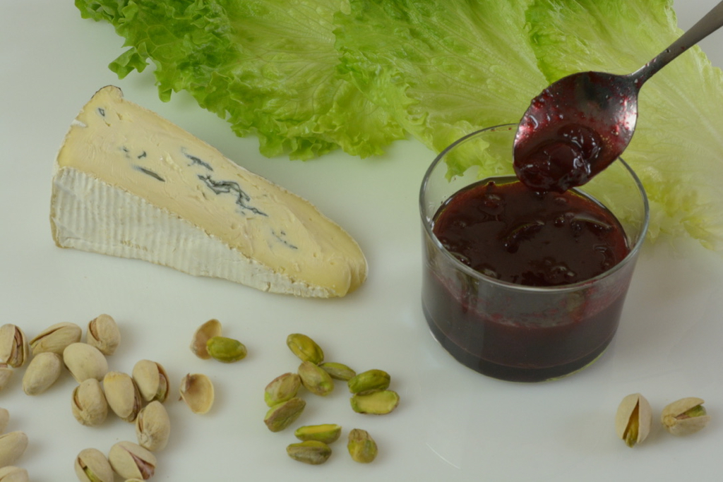 Lettuce, cranberry port dressing, pistachios and cambazola cheese.