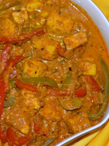 A dish of Paneer and Peppers in Fragrant Gravy.